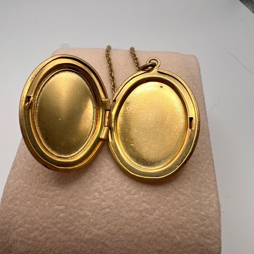 Vintage 1928 Pink Rose Locket on a gold tone chain - Picture 5 of 12